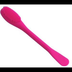 Brand New - Reusable Silicone Face Mask Brush